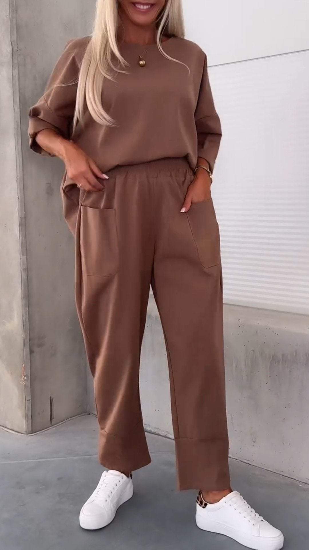 Two-piece Solid Color Round Neck Cropped Pants Set - Image 4