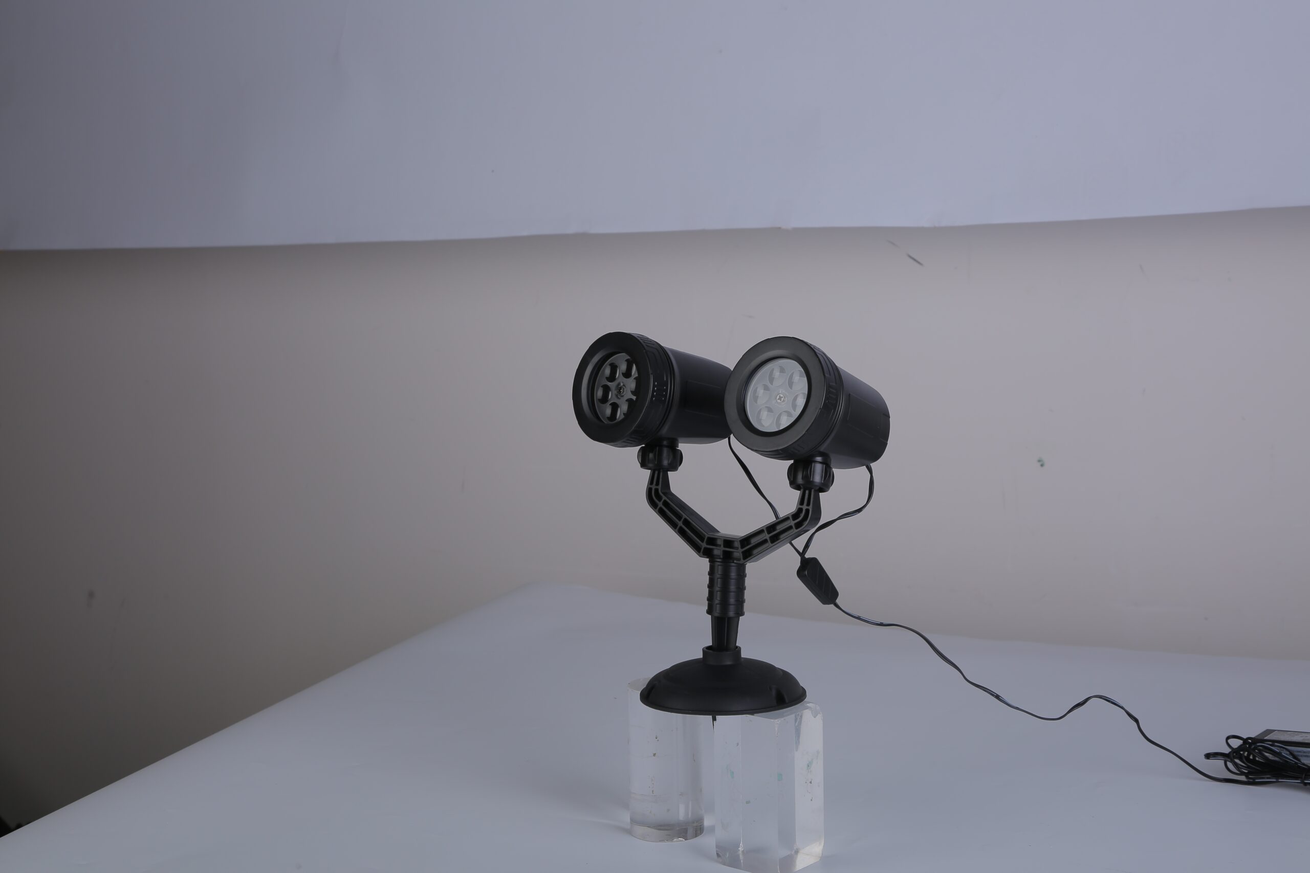 1Pc Christmas Snowflake Projector Light Dual Head LED Stake Light IP44 Waterproof Xmas Decoration For Holiday Indoor Outdoor Use Garden Patio Wall Decor - Image 4